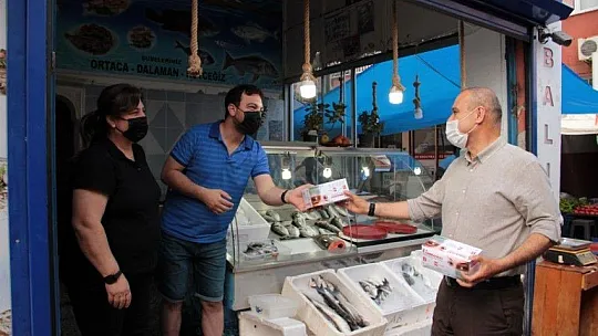 Ortaca Belediyesi'nden pazar esnafına 35 bin maske 
