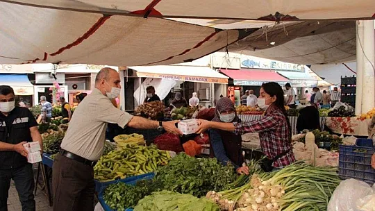 Ortaca Belediyesi'nden pazar esnafına 35 bin maske 