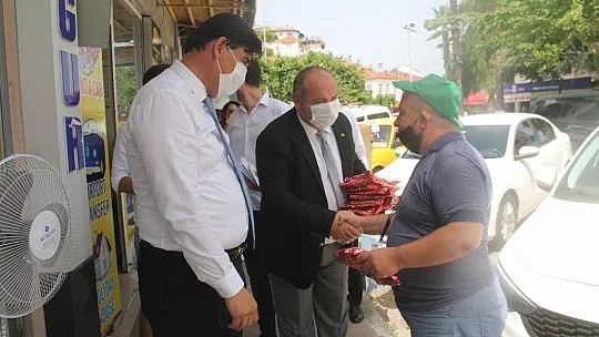 Başkanlardan Fethiye esnaflarına Türk Bayrağı