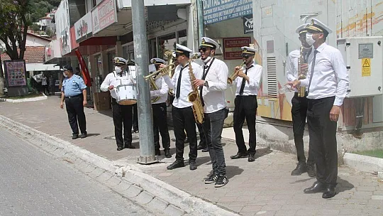 Başkanlardan Fethiye esnaflarına Türk Bayrağı