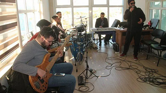 Manço ve Karaca şarkıları ile anılacak