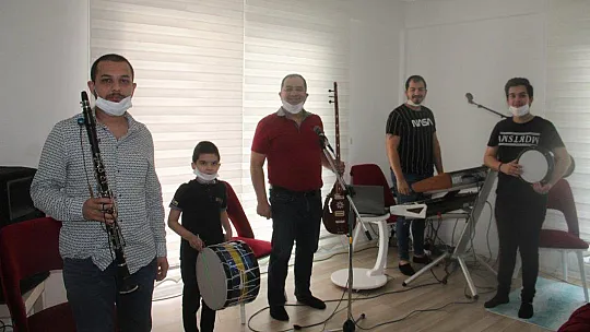 Korona Çiftetellisi Dinleyenleri Coşturuyor