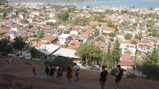 Aminthas Kral Mezarlarına turist ilgisi