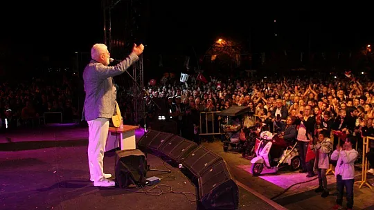 Fethiye'deki Cumhuriyet Konserinde Onur Akın Rüzgarı