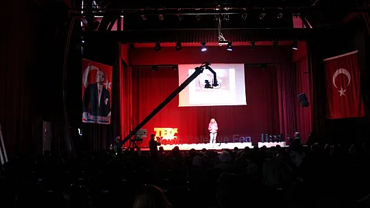 'YARINDA YAŞAMAK' KONFERANSI YAPILDI 