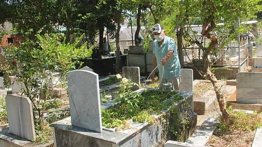 Arife günü mezarlıklar ziyaret edildi