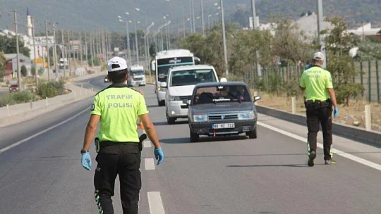 EMNİYET VE JANDARMADAN ŞEKERLİ KOLONYALI BAYRAM KUTLAMASI
