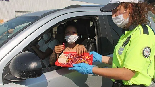 EMNİYET VE JANDARMADAN ŞEKERLİ KOLONYALI BAYRAM KUTLAMASI