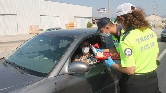 EMNİYET VE JANDARMADAN ŞEKERLİ KOLONYALI BAYRAM KUTLAMASI