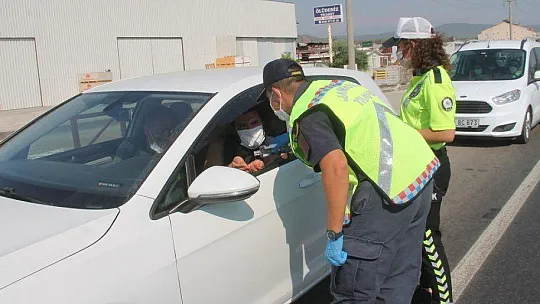 EMNİYET VE JANDARMADAN ŞEKERLİ KOLONYALI BAYRAM KUTLAMASI