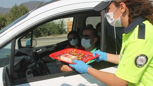 EMNİYET VE JANDARMADAN ŞEKERLİ KOLONYALI BAYRAM KUTLAMASI