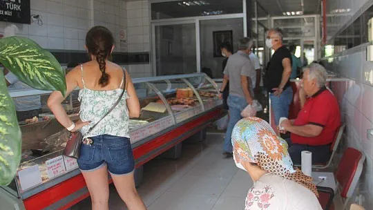 KASAPLARDA BAYRAM YOĞUNLUĞU