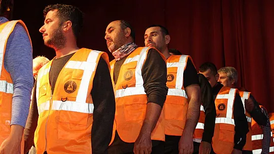 Karaca MAG'ın yeni gönüllülerine sertifikalarını takdim etti