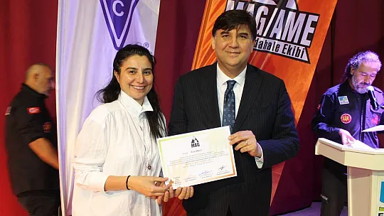 Karaca MAG'ın yeni gönüllülerine sertifikalarını takdim etti