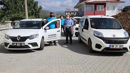 SEYDİKEMER'DE 65 YAŞ ÜSTÜ VATANDAŞLARA MASKE VE KOLONYA DAĞITIMI DEVAM EDİYOR