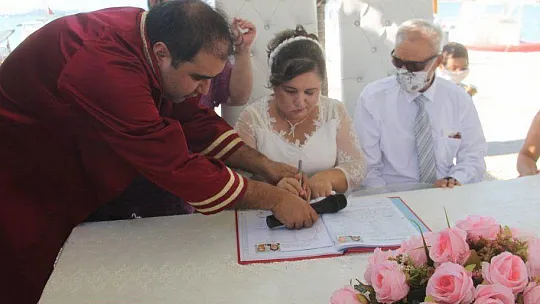 GÖRME ENGELLİ ÇİFT GÖNÜLLERİNİ BİRLEŞTİRDİ 