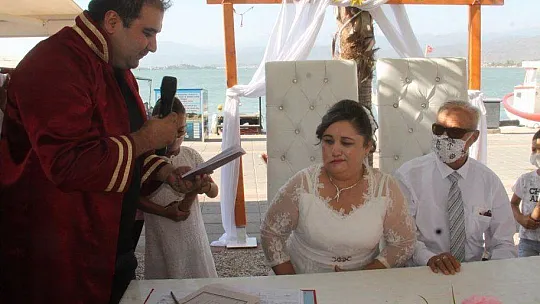 GÖRME ENGELLİ ÇİFT GÖNÜLLERİNİ BİRLEŞTİRDİ 