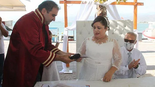 GÖRME ENGELLİ ÇİFT GÖNÜLLERİNİ BİRLEŞTİRDİ 