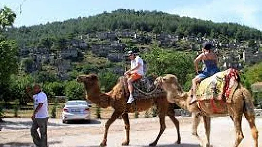 Pandemiye rağmen Kayaköy'e ziyaretçi akını