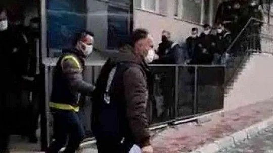 İngiliz bankalarını 32 milyon lira dolandırdılar