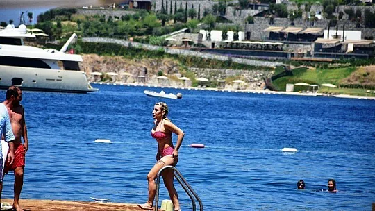 İrem Derici denizden çıkmak bilmedi