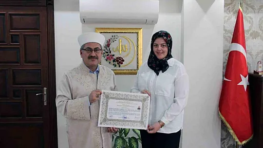 İrlandalı Stephanie İslam'ı seçerek Elif ismini aldı