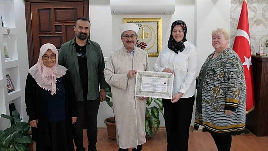 İrlandalı Stephanie İslam'ı seçerek Elif ismini aldı