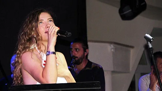 Irmak Arıcı sevenleriyle buluştu