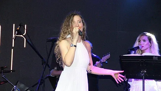 Irmak Arıcı sevenleriyle buluştu