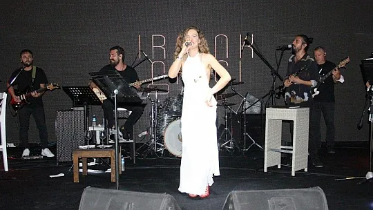 Irmak Arıcı sevenleriyle buluştu