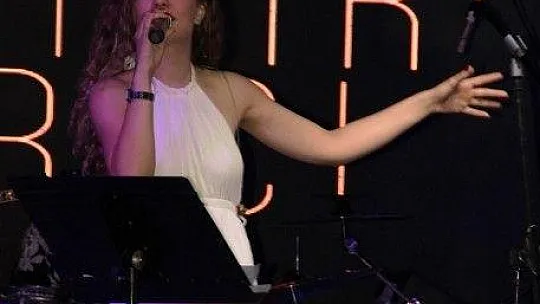 Irmak Arıcı sevenleriyle buluştu