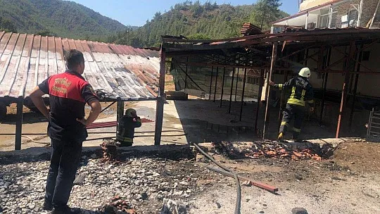 İş yeri deposu yangını ormana sıçramadan söndürüldü