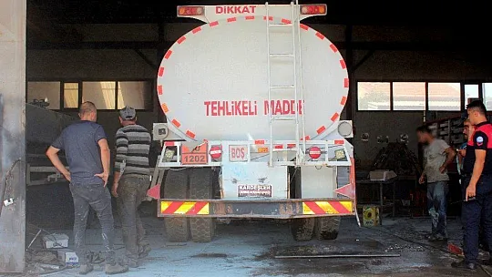 İş yerinde çıkan araç yangınını çalışanlar söndürdü