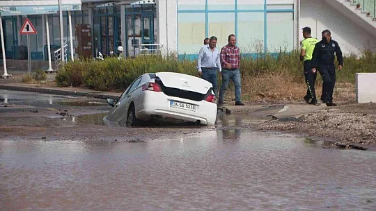 İsale hattı patladı, çukura otomobil düştü