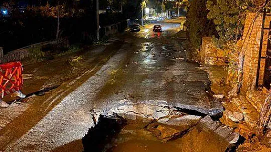İSALE HATTI PATLADI, EV VE BAHÇELERİ SU BASTI