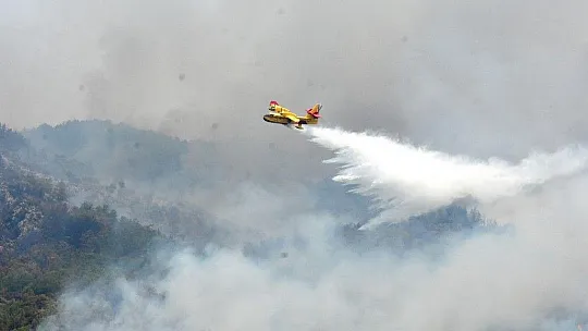 İspanyol yangın söndürme uçakları Köyceğiz'e müdahale ediyor