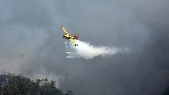 İspanyol yangın söndürme uçakları Köyceğiz'e müdahale ediyor