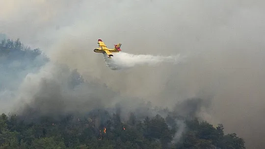 İspanyol yangın söndürme uçakları Köyceğiz'e müdahale ediyor