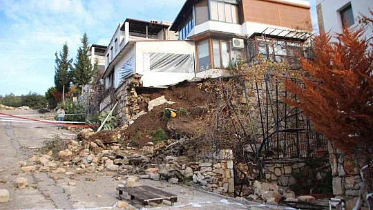İstinat duvarı büyük bir gürültüyle yıkıldı