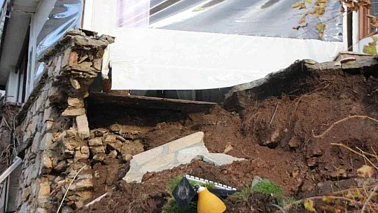İstinat duvarı büyük bir gürültüyle yıkıldı