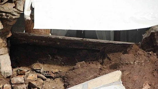 İstinat duvarı büyük bir gürültüyle yıkıldı