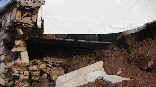 İstinat duvarı büyük bir gürültüyle yıkıldı