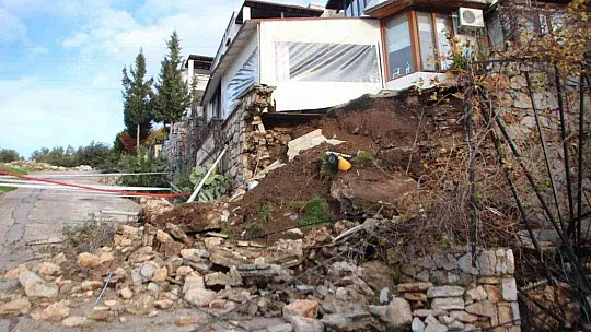 İstinat duvarı büyük bir gürültüyle yıkıldı