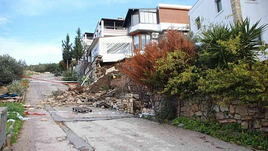 İstinat duvarı büyük bir gürültüyle yıkıldı