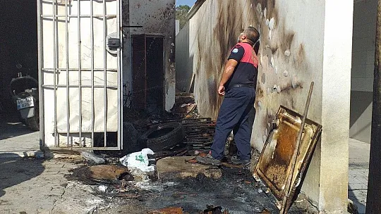 İşyerleri arasında çıkan yangın büyümeden söndürüldü