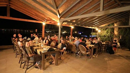 İtfaiyeciler yangınlarda canla başla mücadele ettikleri Marmaris'te bu kez tatil yaptı