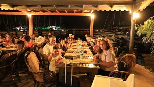 İtfaiyeciler yangınlarda canla başla mücadele ettikleri Marmaris'te bu kez tatil yaptı
