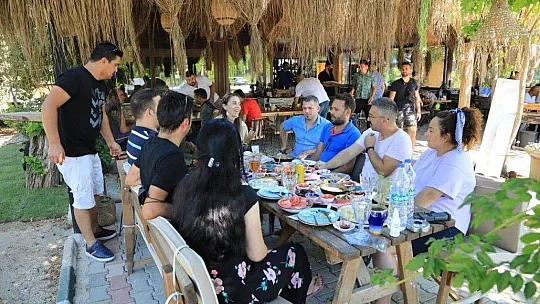 İtfaiyeciler yangınlarda canla başla mücadele ettikleri Marmaris'te bu kez tatil yaptı