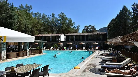 İtfaiyeciler yangınlarda canla başla mücadele ettikleri Marmaris'te bu kez tatil yaptı