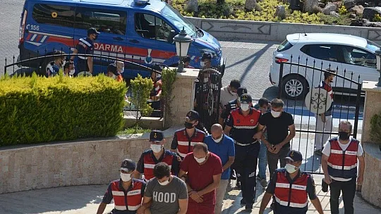 Jandarma'dan insan tacirlerine operasyon: 10 gözaltı